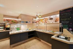 A kitchen or kitchenette at Hotel Neutor Express