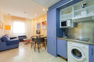 cocina y sala de estar con lavadora en Apartamentos Vértice Sevilla Aljarafe, en Bormujos