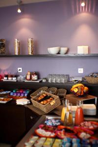 a restaurant with baskets of food on a counter at Le Ceïtya in Saint-Gilles-Croix-de-Vie