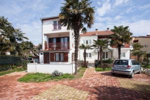 a car parked in front of a house at Apartmani Bojana in Rovinj