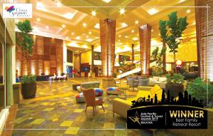 una hall con divani e sedie in un edificio di Cinta Sayang Resort a Sungai Petani