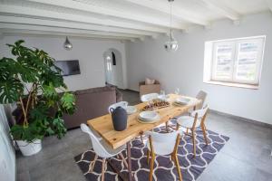 Televízia a/alebo spoločenská miestnosť v ubytovaní Villa Mamma Mia Oprtalj