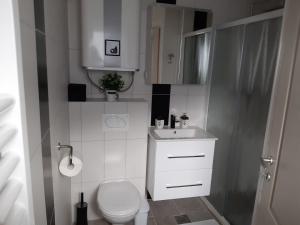 Kúpeľňa v ubytovaní Emerald Luxury Apartments
