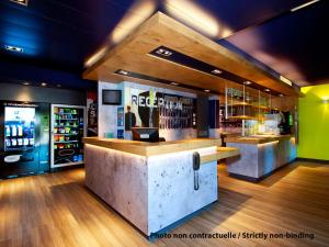 Lounge nebo bar v ubytování ibis budget Lyon Est Beynost