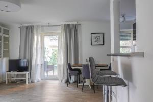 een keuken en eetkamer met een tafel en stoelen bij ruhige Ferienwohnung mitten in Wiesbaden in Wiesbaden