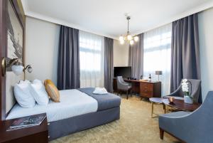 Televízia a/alebo spoločenská miestnosť v ubytovaní Jakubowy Hotel