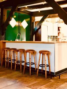 a row of bar stools at a kitchen counter at Das Mühlchen in Ladbergen