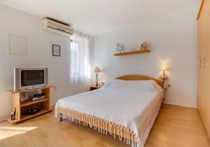 Postel nebo postele na pokoji v ubytování Apartments Jelena + 6 fotografií