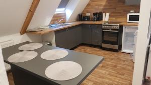 a kitchen with a counter top with fouruninhibited at Ferienwohnung in Freimersheim