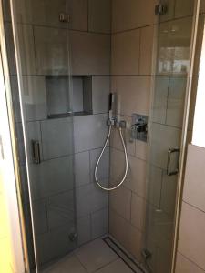 una doccia con porta in vetro in bagno di FeWo Topas Balingen a Balingen
