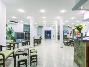 Reštaurácia alebo iné gastronomické zariadenie v ubytovaní Xenios Dolphin Beach Hotel