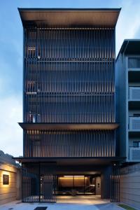 uma fachada de um edifício com um edifício em Hotel Ninja Black em Quioto