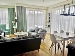 salon z kanapą i stołem w obiekcie Blue Sea Apartment w mieście Międzyzdroje
