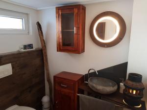 a bathroom with a sink and a mirror on the wall at Elbe Ferien in Marschacht