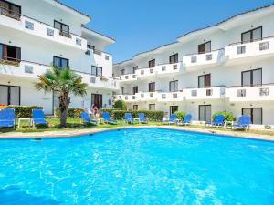 Bazén v ubytovaní Xenios Dolphin Beach Hotel alebo v jeho blízkosti