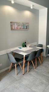 a dining room table and chairs in a room at Apartament 4 przy Parku Leśnym in Polanica-Zdrój