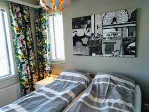 een slaapkamer met 2 bedden en een foto aan de muur bij Pro Apartments 4 in Vaasa