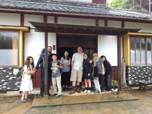 Un gruppo di persone che si trovano di fronte a una casa di Echizen Guesthouse TAMADA a Fukui Altre 3 foto