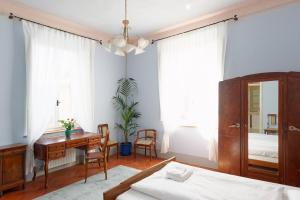 - une chambre avec un bureau, un lit et une table dans l'établissement Bed & Breakfast Bel Giorgio, à Orentano
