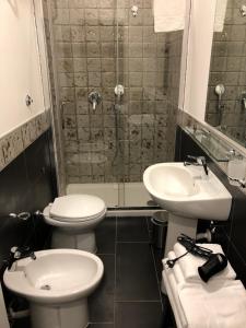 uma casa de banho com 2 WC, um lavatório e um chuveiro em Pit Stop Napoli Centrale em Nápoles