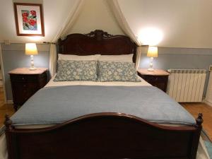 een slaapkamer met een groot bed met 2 nachtkastjes bij Charming House Portas da Maia in Maia