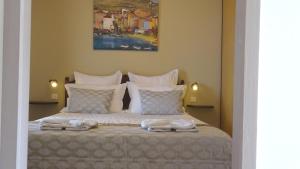 ein Schlafzimmer mit einem Bett mit zwei Handtüchern darauf in der Unterkunft Résidence Casa Régina in Propriano