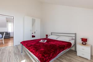 杜布羅夫尼克的住宿－Red Wine Apartment，白色卧室配有一张带红色毯子的床