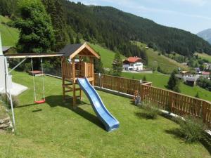 Plac zabaw dla dzieci w obiekcie Ferienhaus Nadine