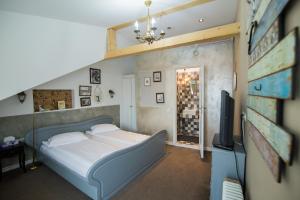 a bedroom with a bed and a flat screen tv at Vila Sibiu in Sibiu