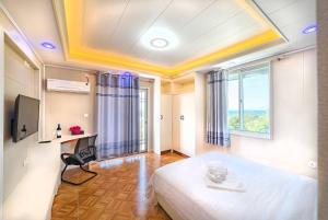 TV a/nebo společenská místnost v ubytování Riverside Hotel
