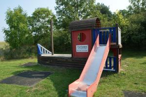 Ein Kinderspielbereich in der Unterkunft Ferienwohnung Mönchgut 1 mit Wintergarten und Terrasse