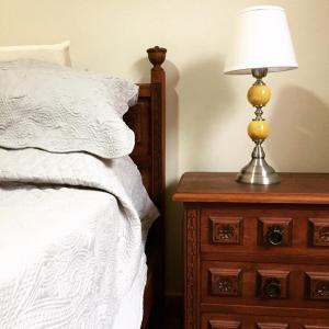 Un dormitorio con una cama y una lámpara en un tocador en Continental Hotel en Curuzú Cuatiá