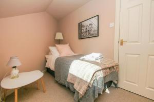 Arundel Mews - Parking - by Brighton Holiday Lets في برايتون أند هوف: غرفة نوم صغيرة مع سرير وطاولة