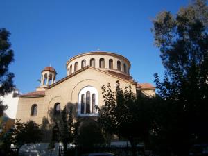 ein Gebäude mit einer Kuppel darüber in der Unterkunft Kleisthenes' apartment in Athen