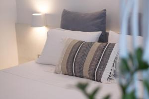 Postel nebo postele na pokoji v ubytování Stoa Cave Villas