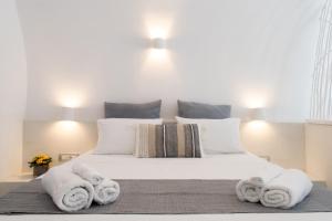 Postel nebo postele na pokoji v ubytování Stoa Cave Villas