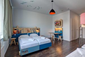 Säng eller sängar i ett rum på MEININGER Hotel Hamburg City Center