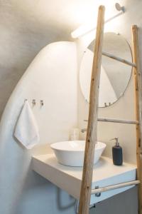 Koupelna v ubytování Stoa Cave Villas