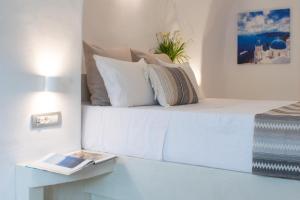 Postel nebo postele na pokoji v ubytování Stoa Cave Villas