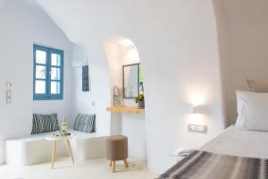 Postel nebo postele na pokoji v ubytování Stoa Cave Villas