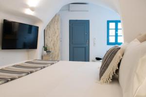 Postel nebo postele na pokoji v ubytování Stoa Cave Villas