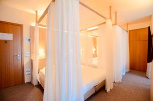 Letto o letti in una camera di Albergo Sorriso