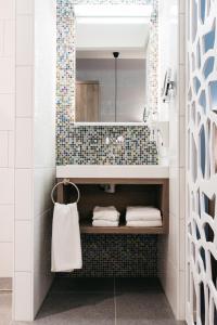 ein Bad mit einem Waschbecken und einem Spiegel in der Unterkunft Fletcher Hotel-Restaurant Weert in Weert