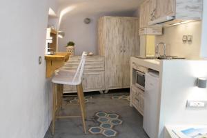 Kuchyň nebo kuchyňský kout v ubytování Stoa Cave Villas