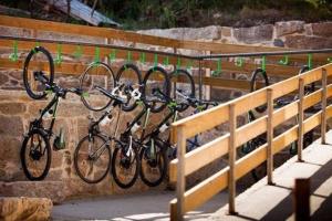 a group of bikes hanging on a fence at Apartamento do Xurés in Maus de Salas