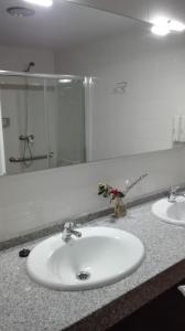 uma casa de banho com 2 lavatórios e uma cabina de duche em vidro. em Habitación do Xurés em Maus de Salas
