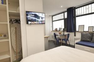 Μια τηλεόραση ή/και κέντρο ψυχαγωγίας στο Amazing Comfy Studio - Canal Saint Martin