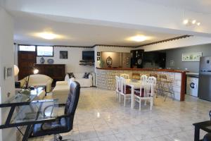 Seaside View Villa في هانيوتي: مطبخ وغرفة معيشة مع طاولة وكراسي
