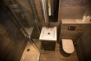 uma casa de banho com um lavatório e um WC em Résidence Padro em Calvi