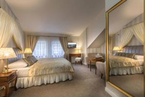 Een bed of bedden in een kamer bij Hotel Hoffmeister & Spa